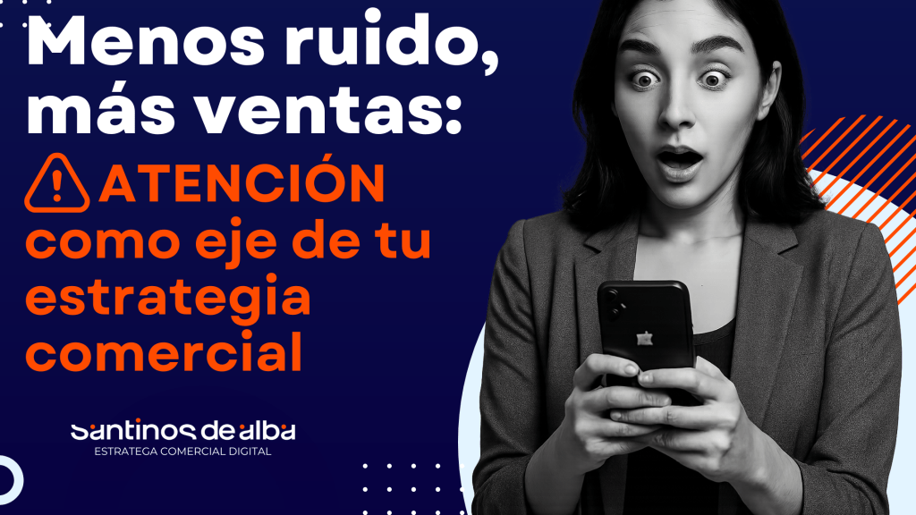 Mujer joven mexicana sonríe mientras mira su celular en blanco y negro, representando la atención positiva en una estrategia comercial con redes sociales e inteligencia artificial.