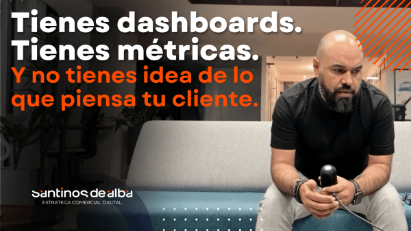 Director de empresa revisando métricas digitales sin un sistema real de escucha activa del cliente